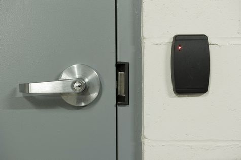 Test, Cổng từ an ninh