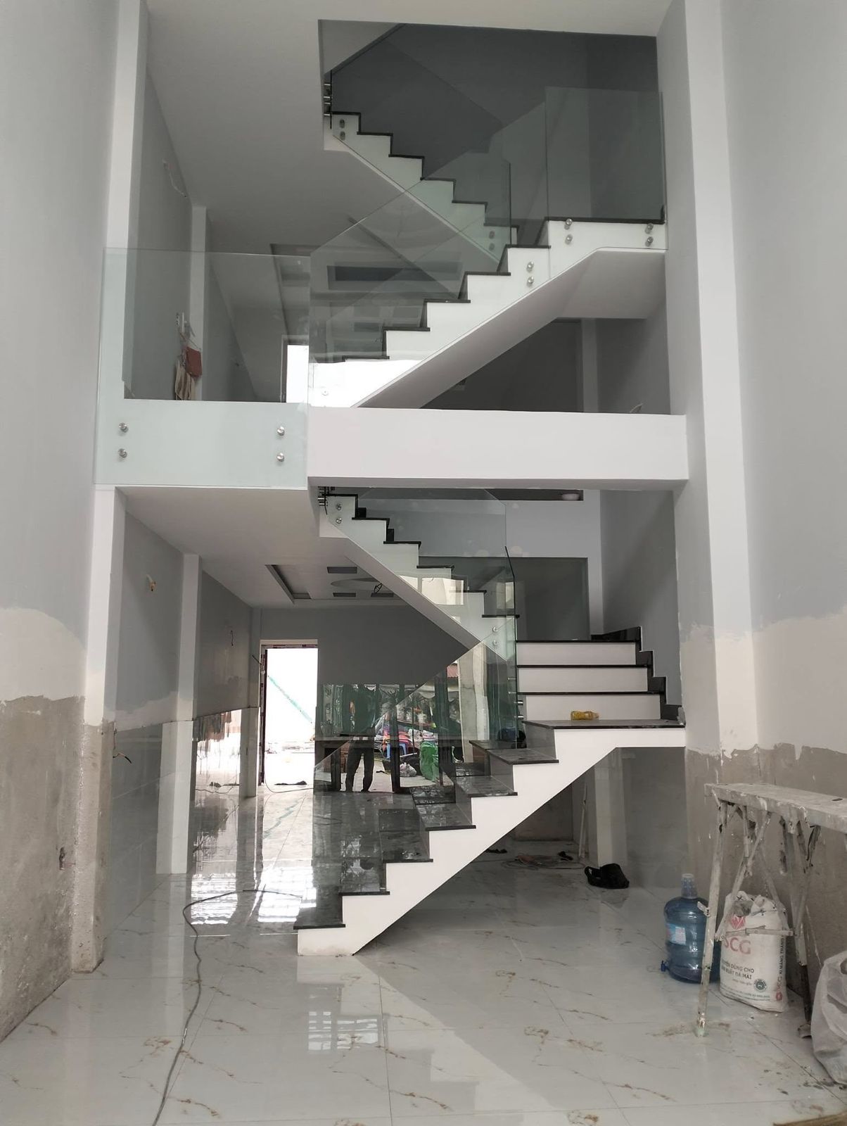 Thi công cầu thang kính 