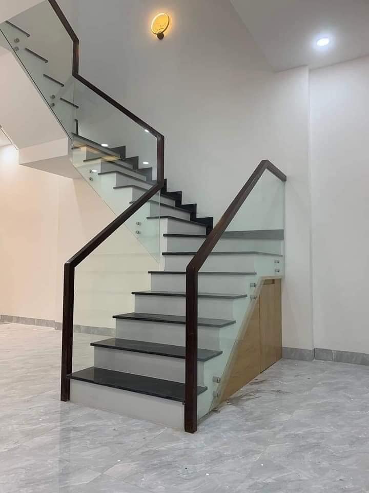 Thi công cầu thang kính 