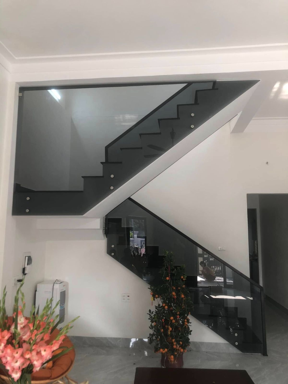 Thi công cầu thang kính màu