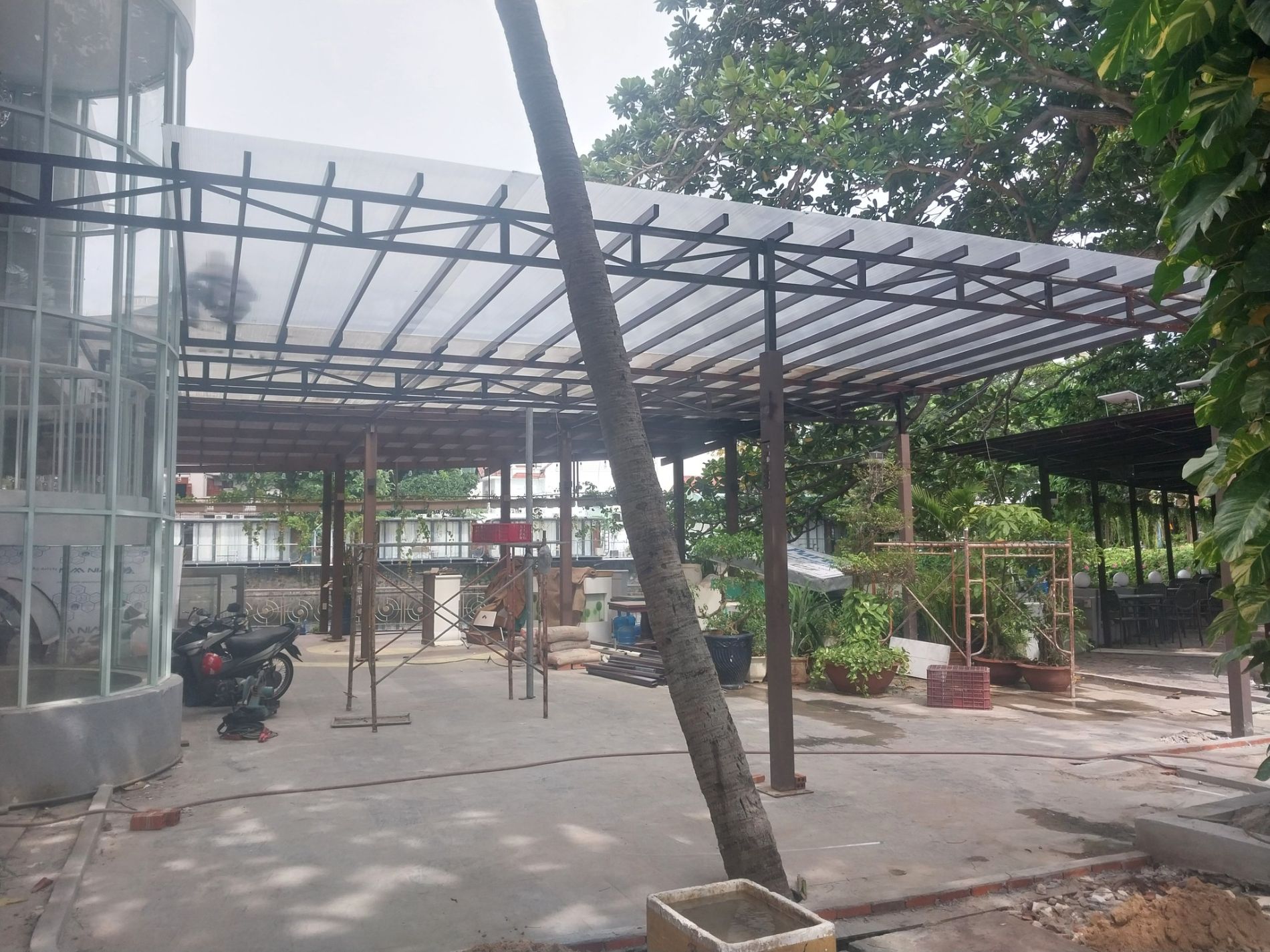 Thi công mái hiên sắt 