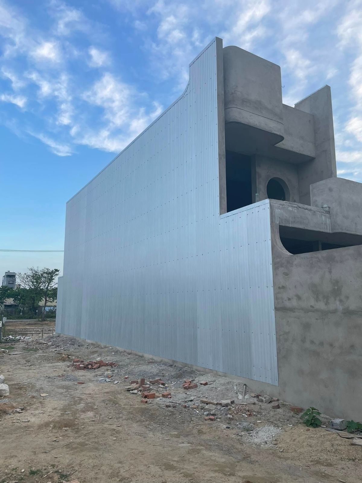 Thi công tôn chống thấm 