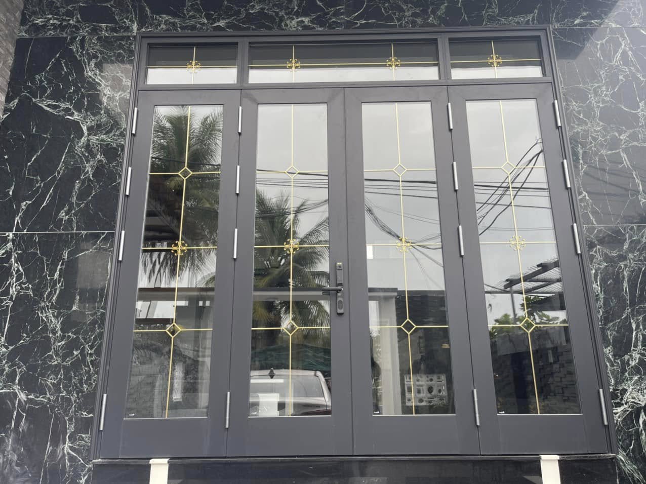 Lắp cửa nhôm kính thủy lực