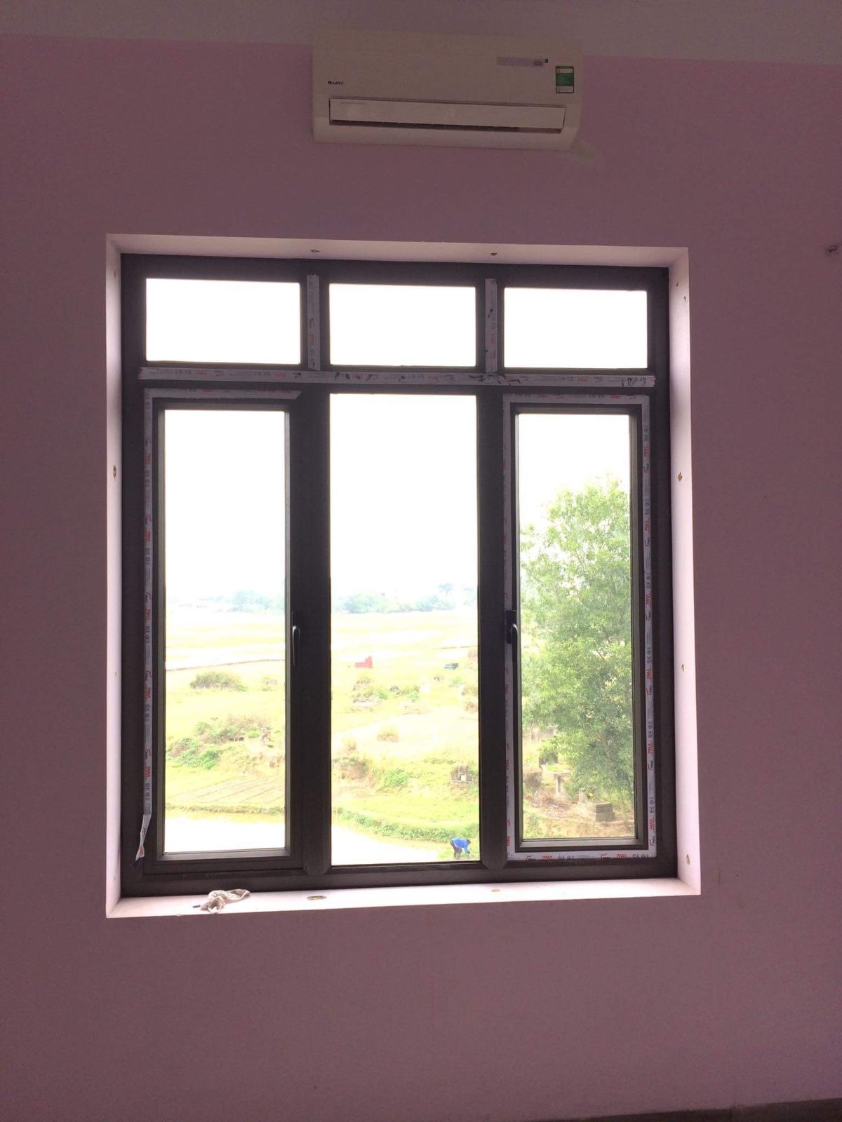 Hoàn thiện cửa sổ nhôm kính