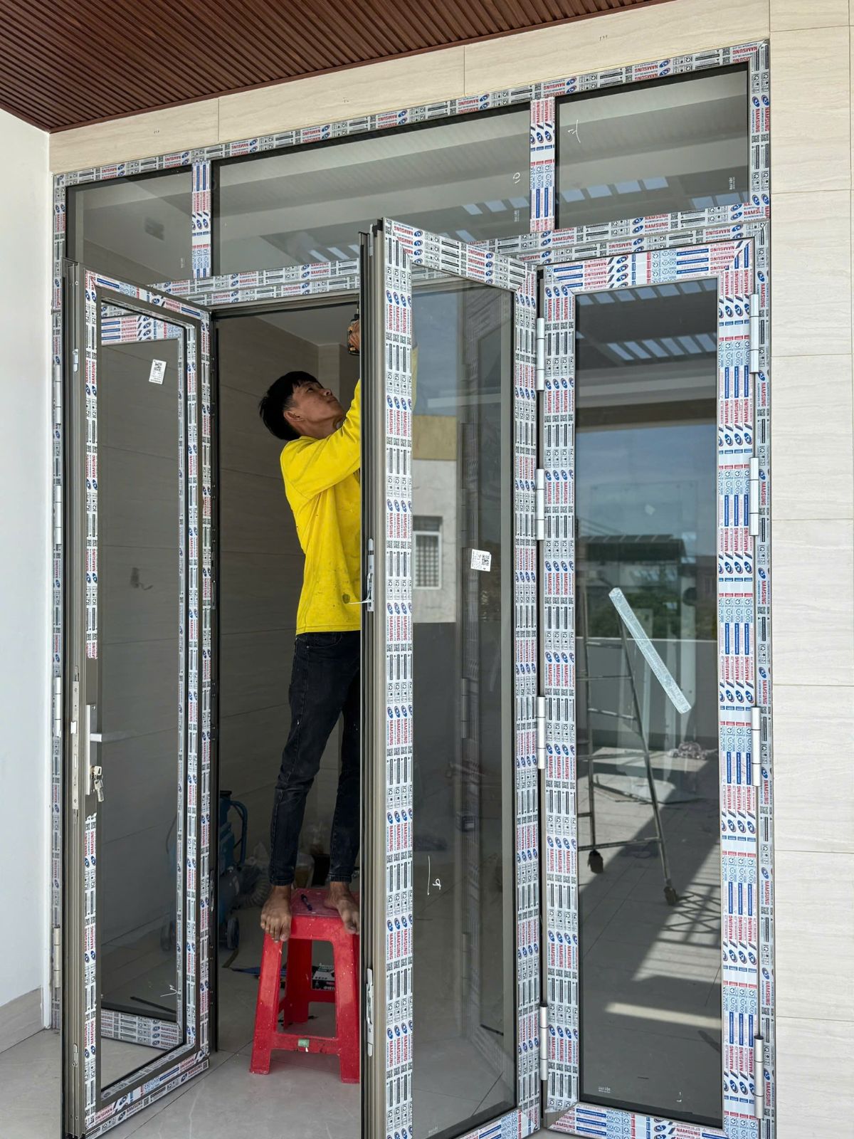 Thi công lắp cửa nhôm kính 