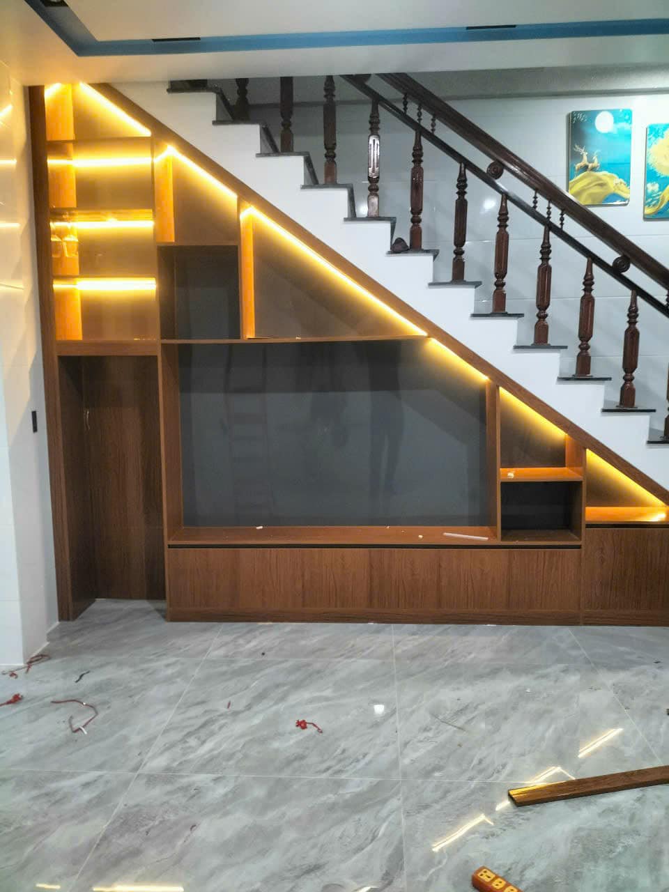 Kệ tivi dưới cầu thang 