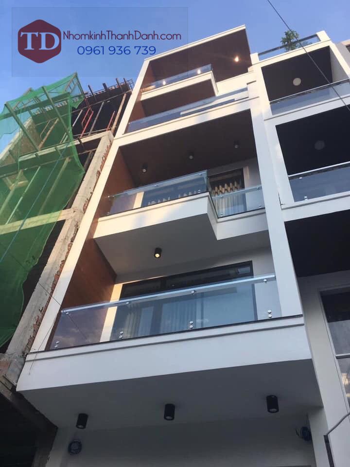 Lan can kính