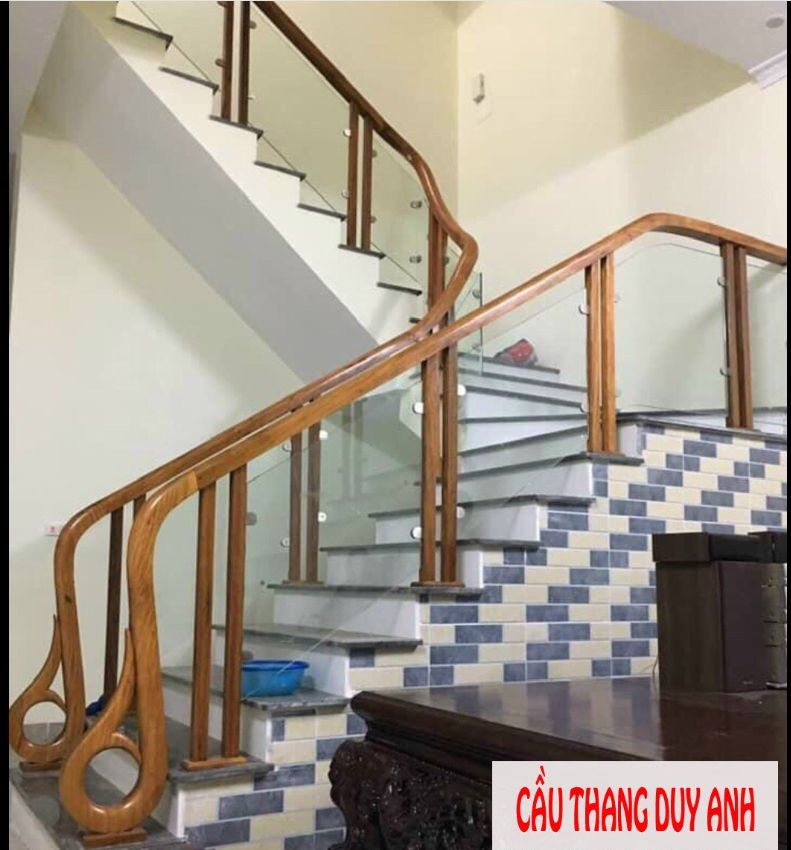 Thi công cầu thang kính 