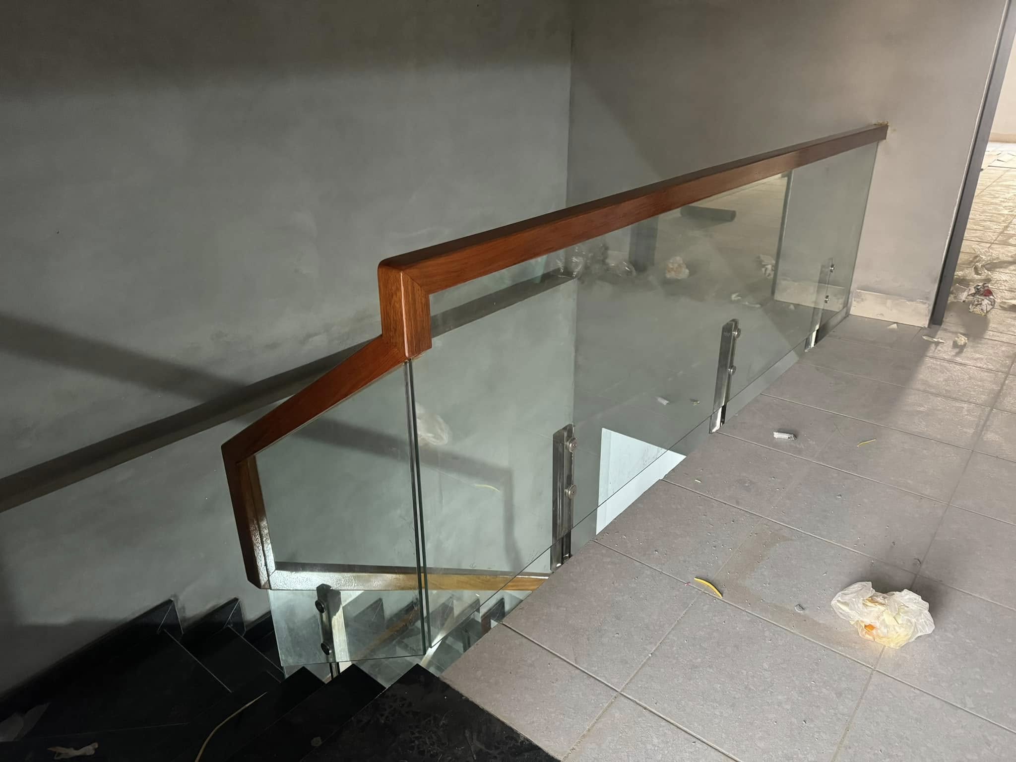 Thiết kế thi công cầu thang kính 