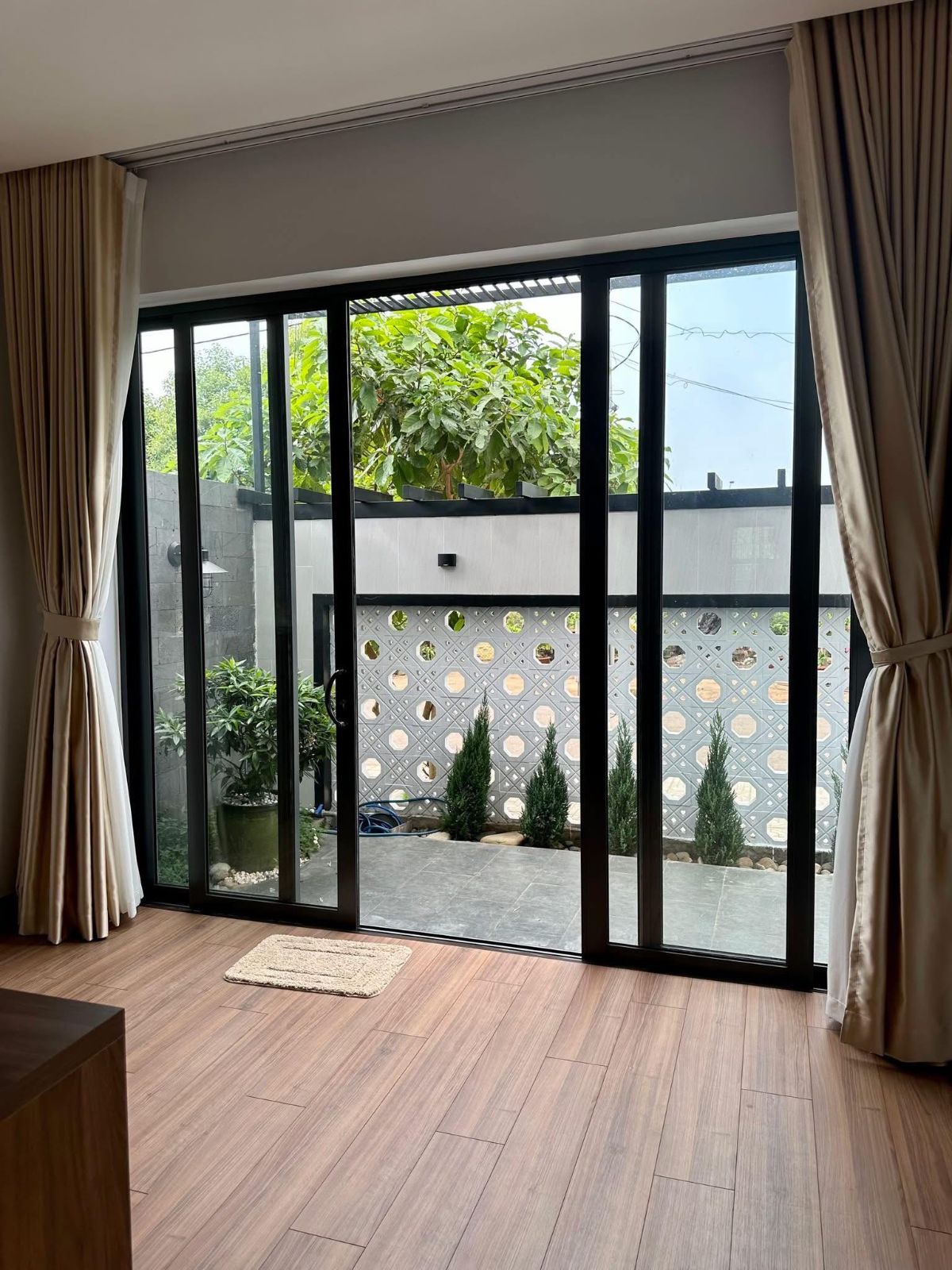 Thi công hoàn thiện cửa nhôm kính 