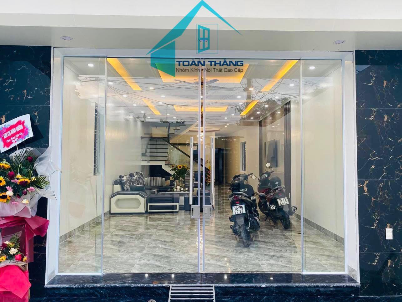 Lắp cửa kính cường lực 