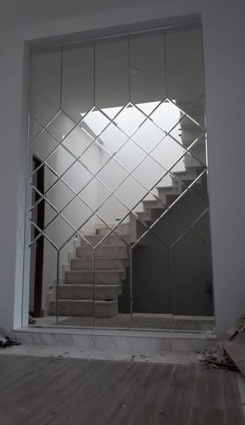 Thi công kính thủy ốp tường