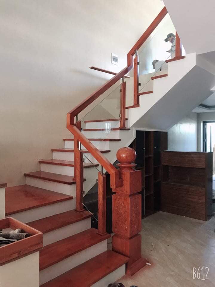 Cầu thang kính tay nắm gỗ
