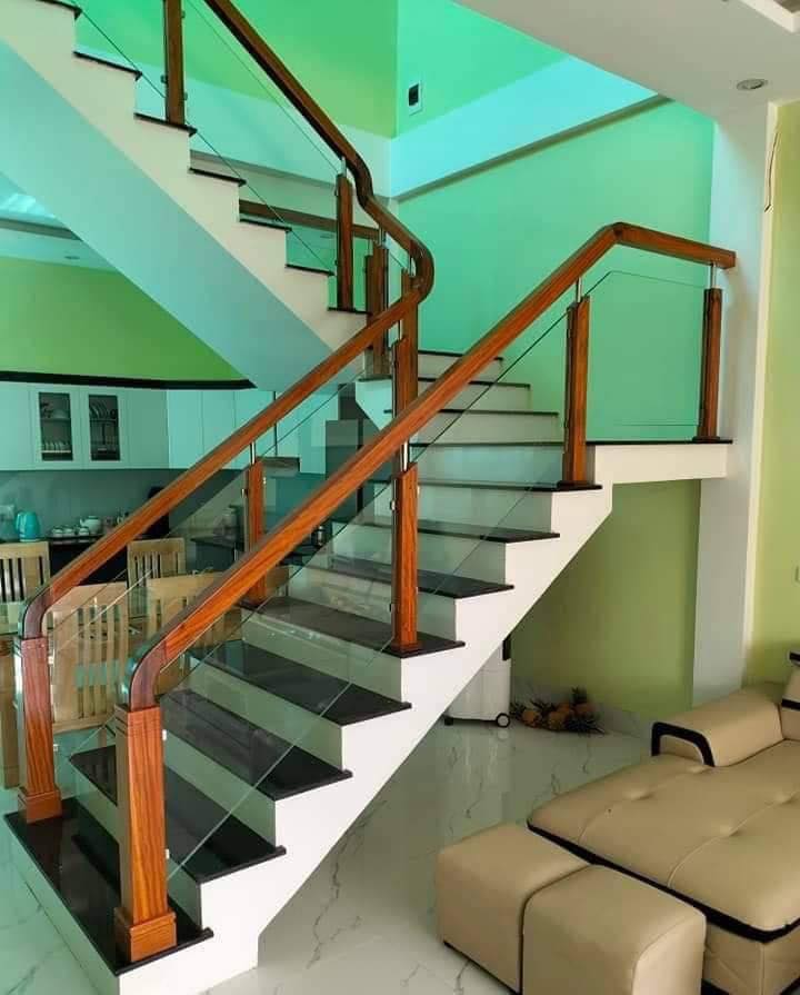 Cầu thang kính tay vịn gỗ 