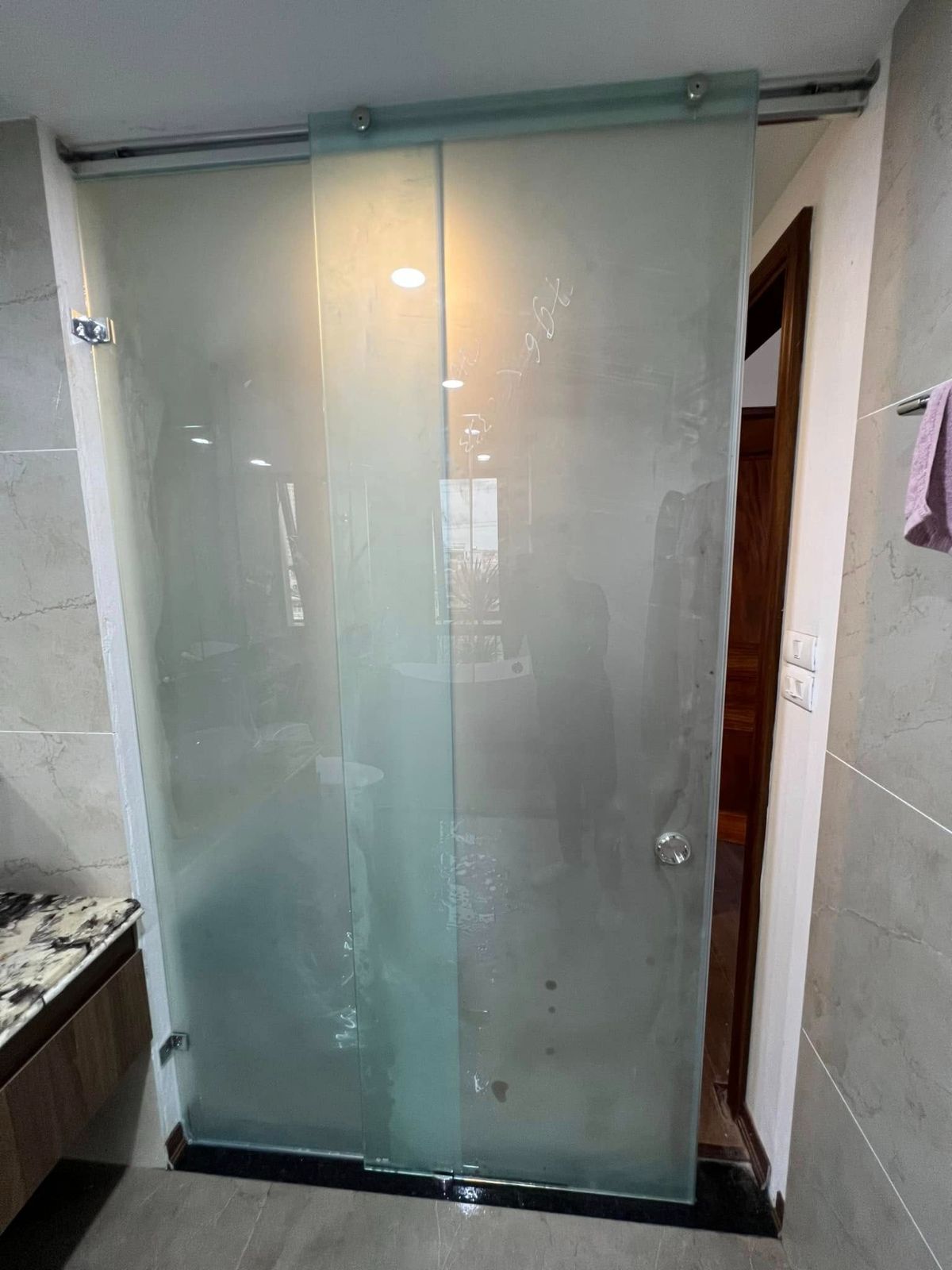 Vách kính phòng tắm
