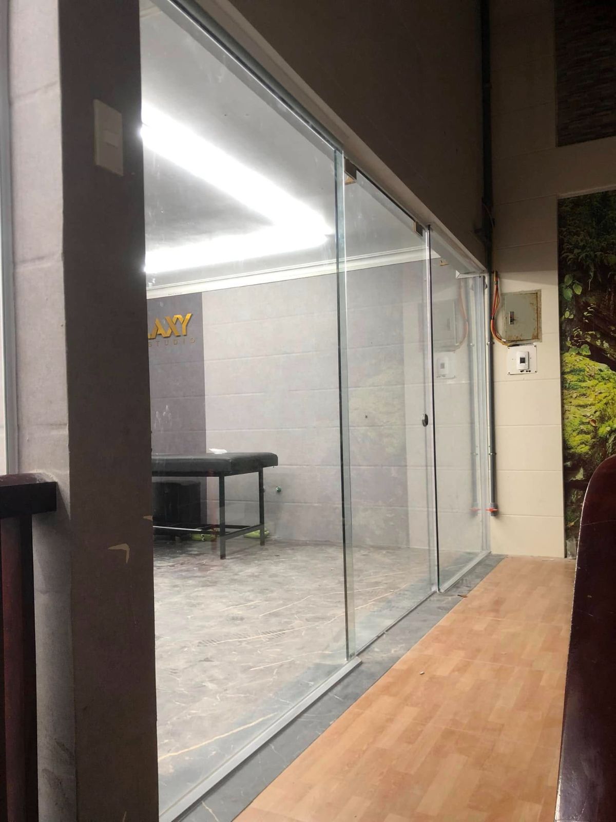 Thi công cửa kính cường lực
