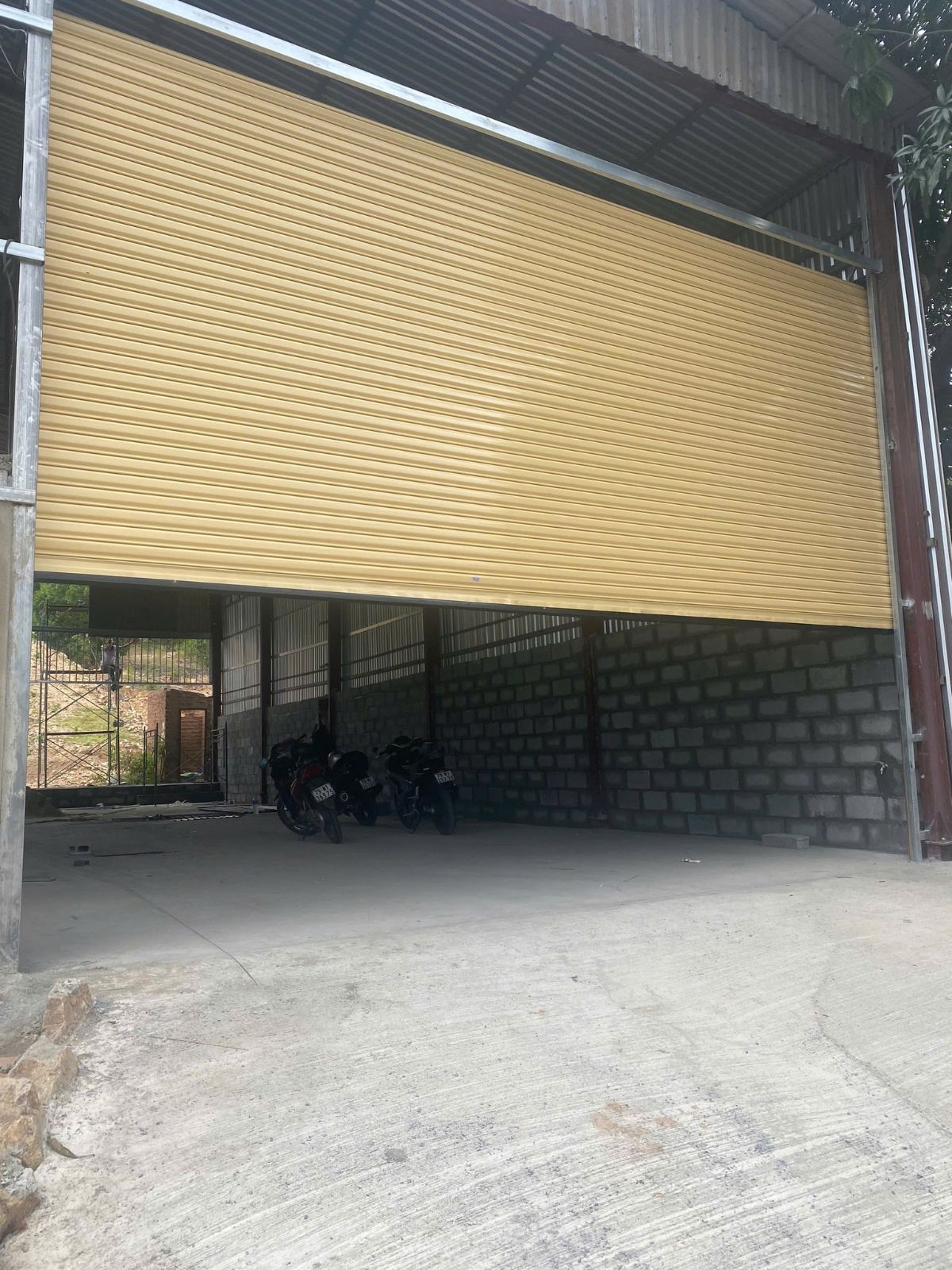 Thi công lắp đặt cửa cuốn 