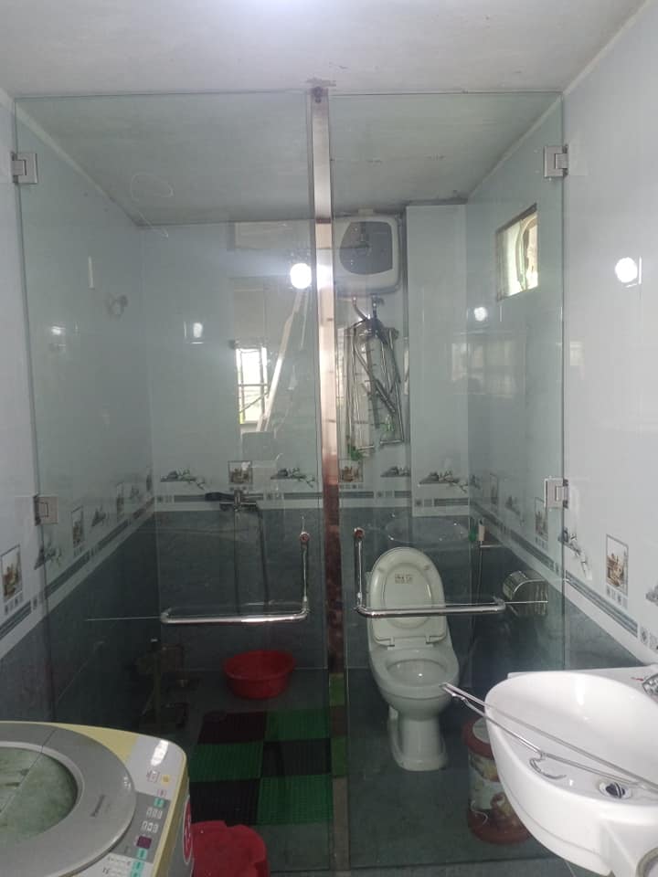 Thi công vách kính ngăn phòng tắm 