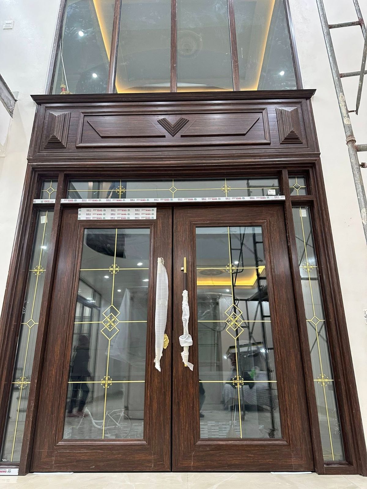 Thi công cửa kính thủy lực 
