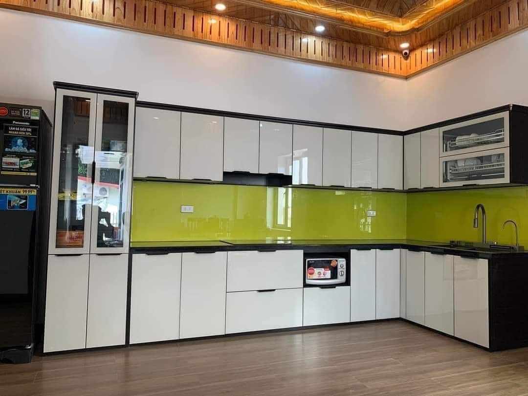 Lắp kính cường lực ốp tường cho bếp 