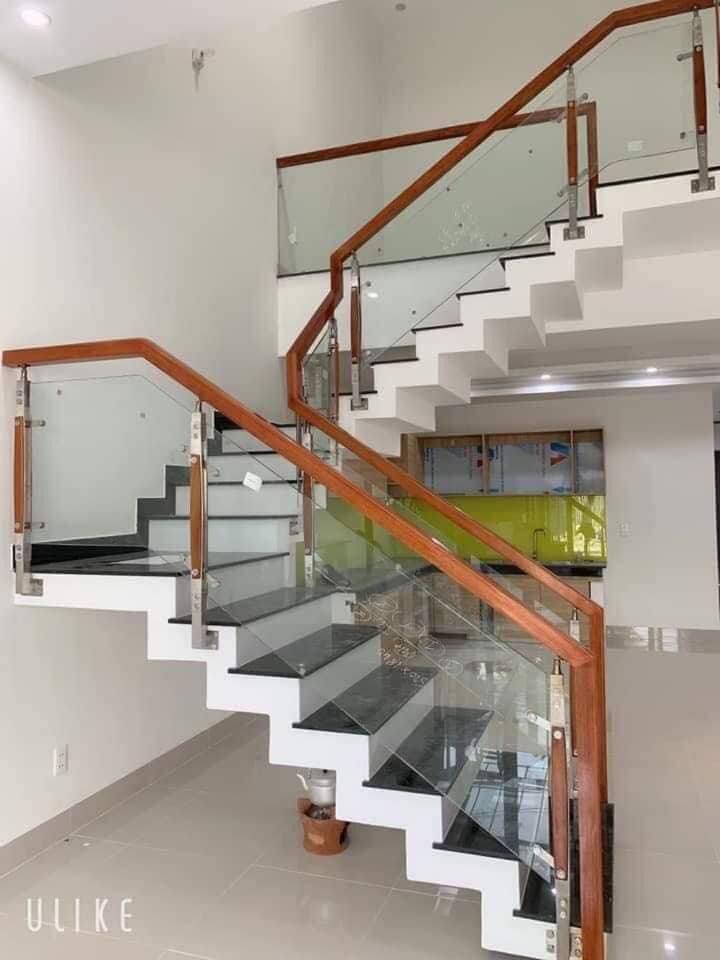 Thi công lắp đặt cầu thang kính 