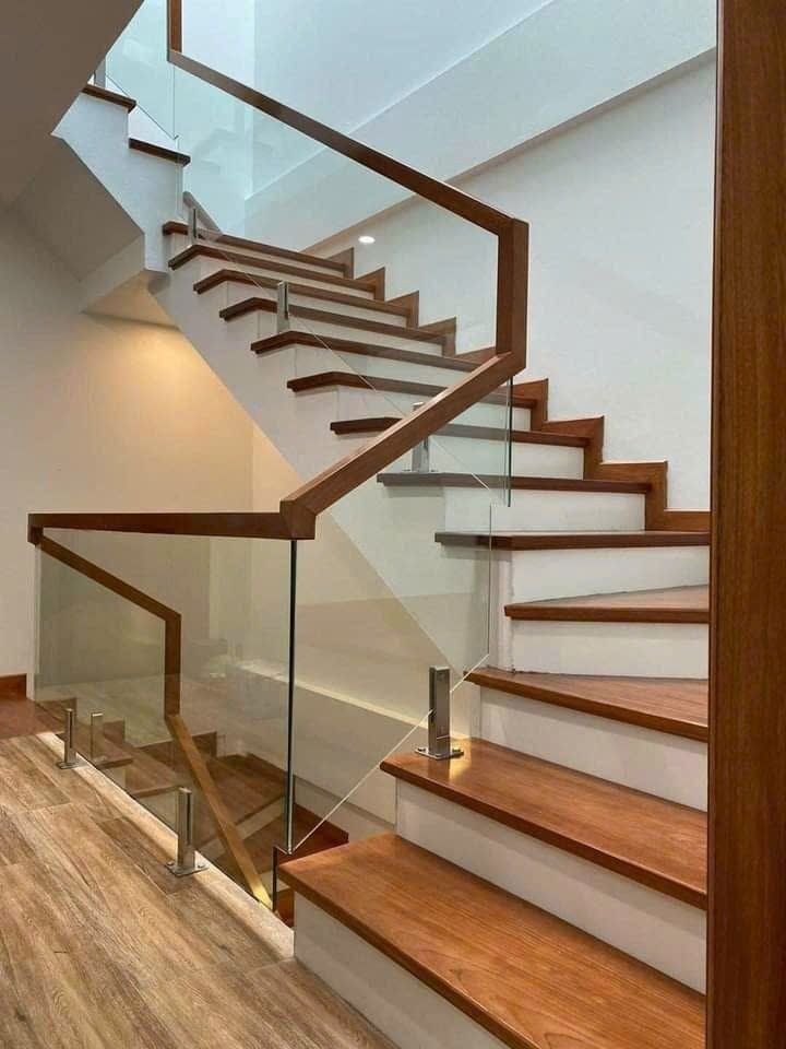Thi công cầu thang gỗ kết hợp với kính cường lực hiện đại