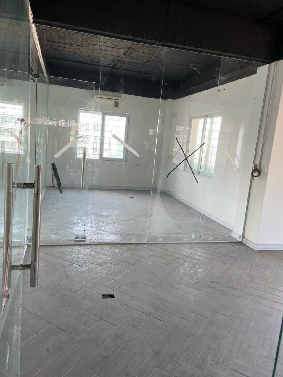 Lắp cửa kính cường lực 