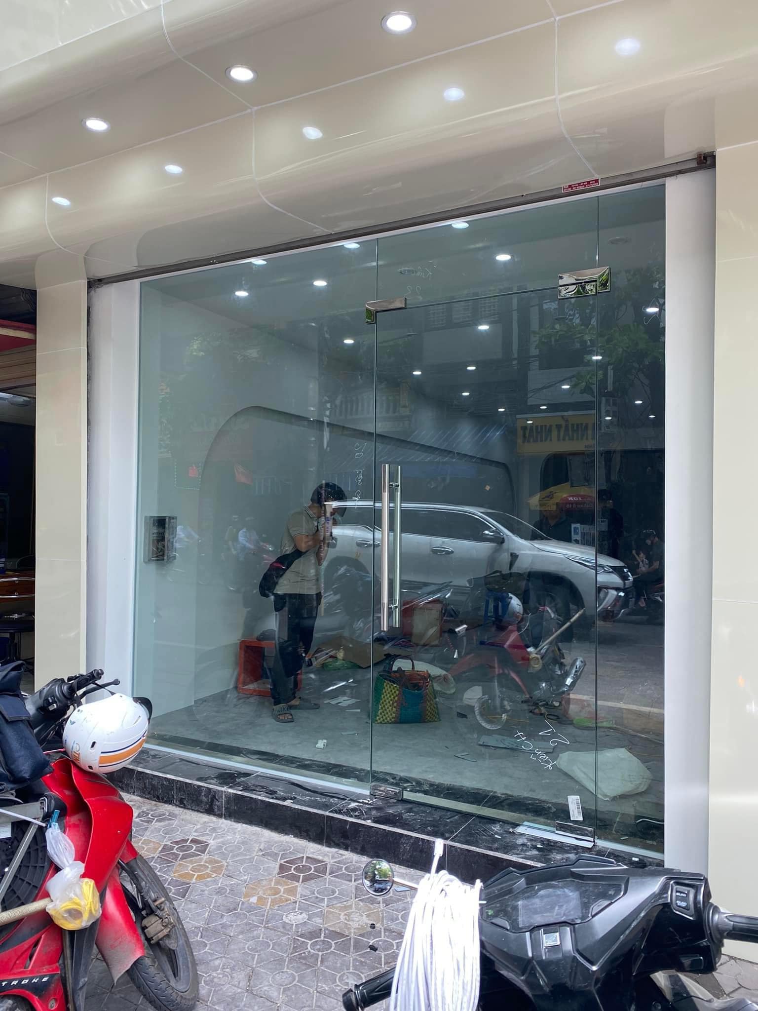 Cửa kính cường lực 