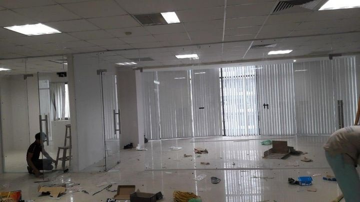 Lắp cửa kính cường lực 