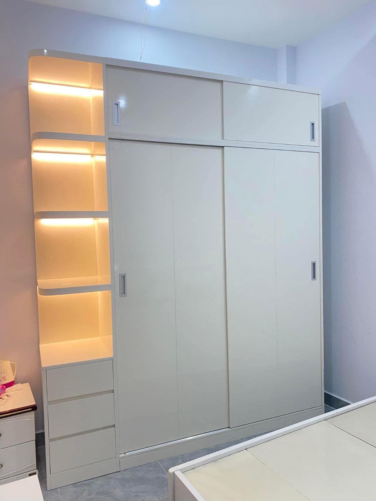 Tủ quần áo có kệ đựng