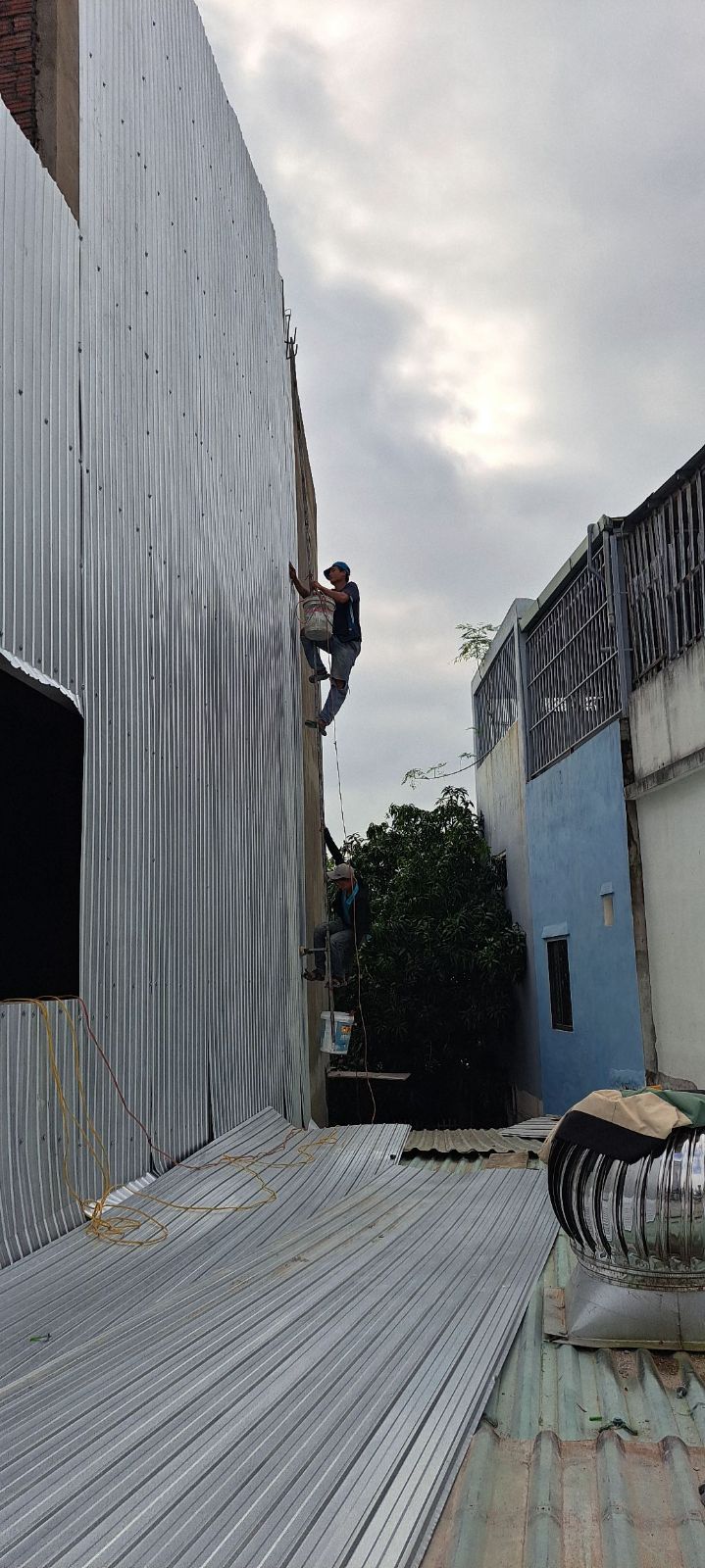 Thi công tôn chống thấm 