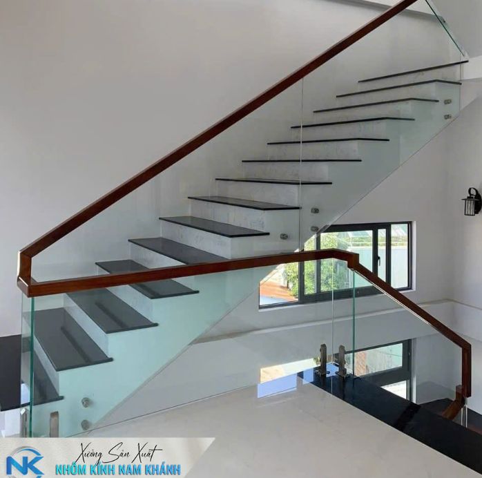 Lan can kính cầu thang