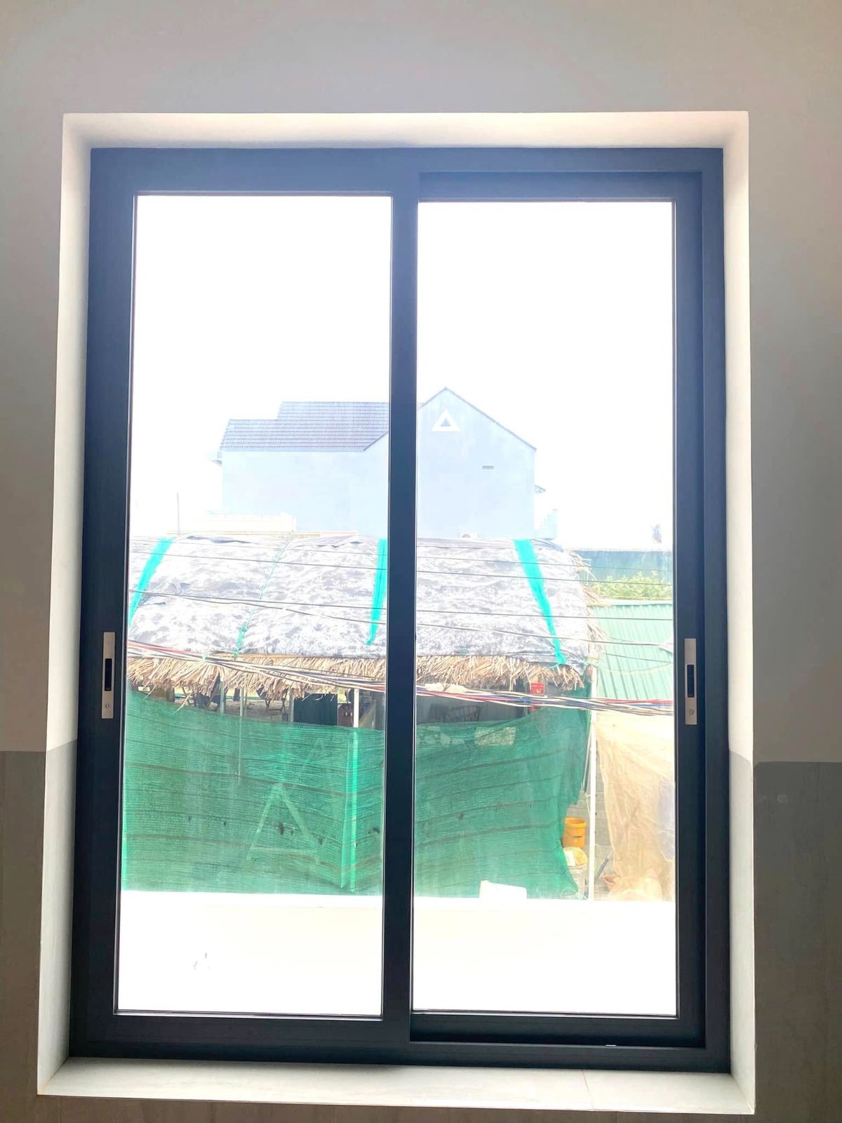 Thi công lắp đặt cửa nhôm kính cường lực 