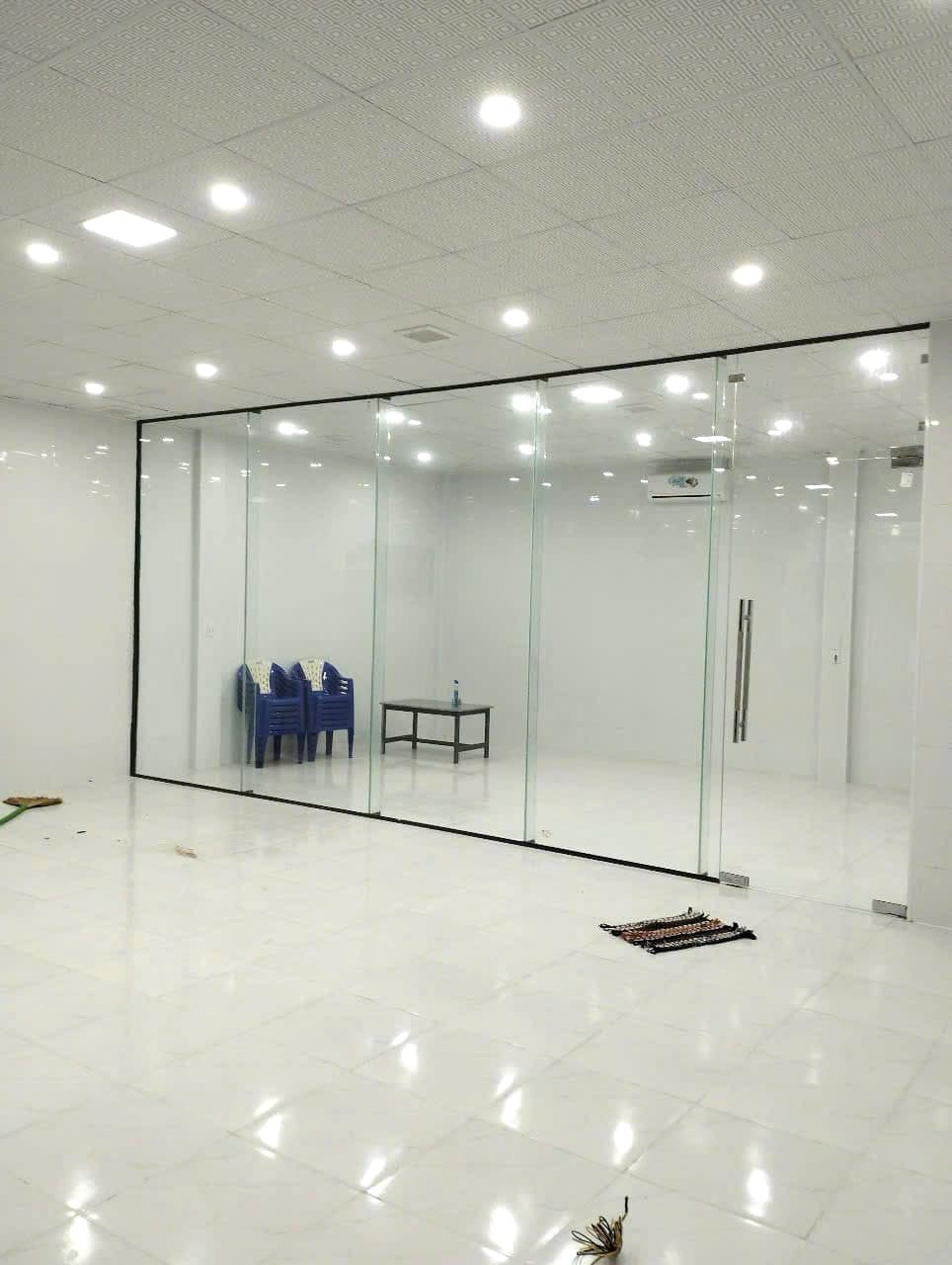 Thi công cửa kính cường lực 