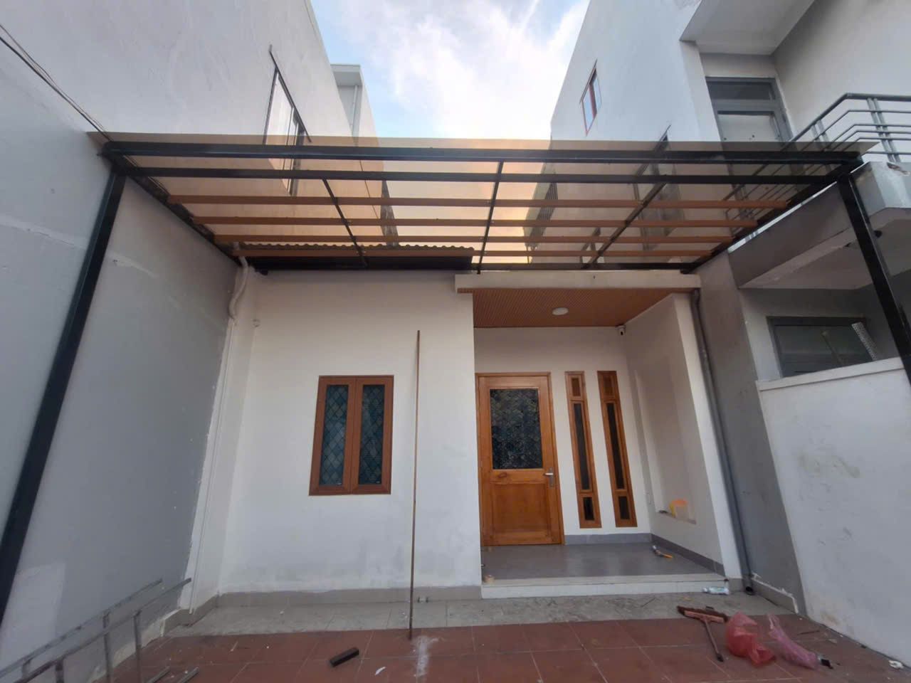 Thi công lắp mái che khung sắt 