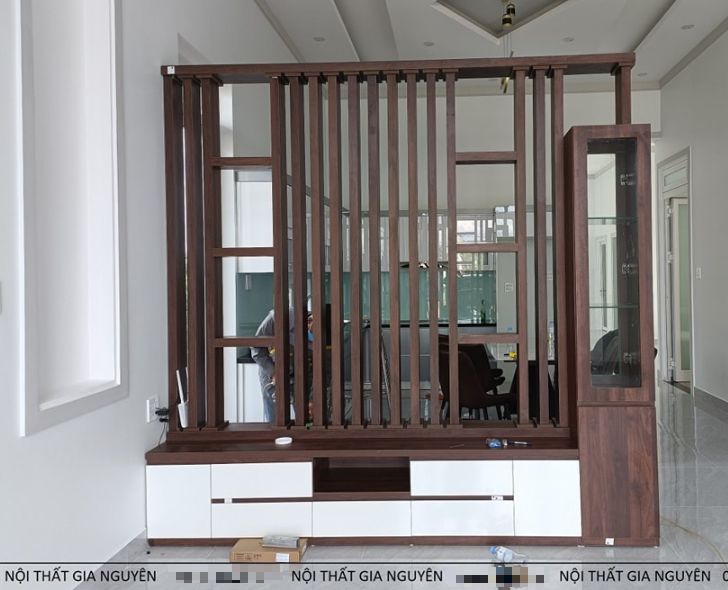 Lắp đặt vách ngăn kệ tivi