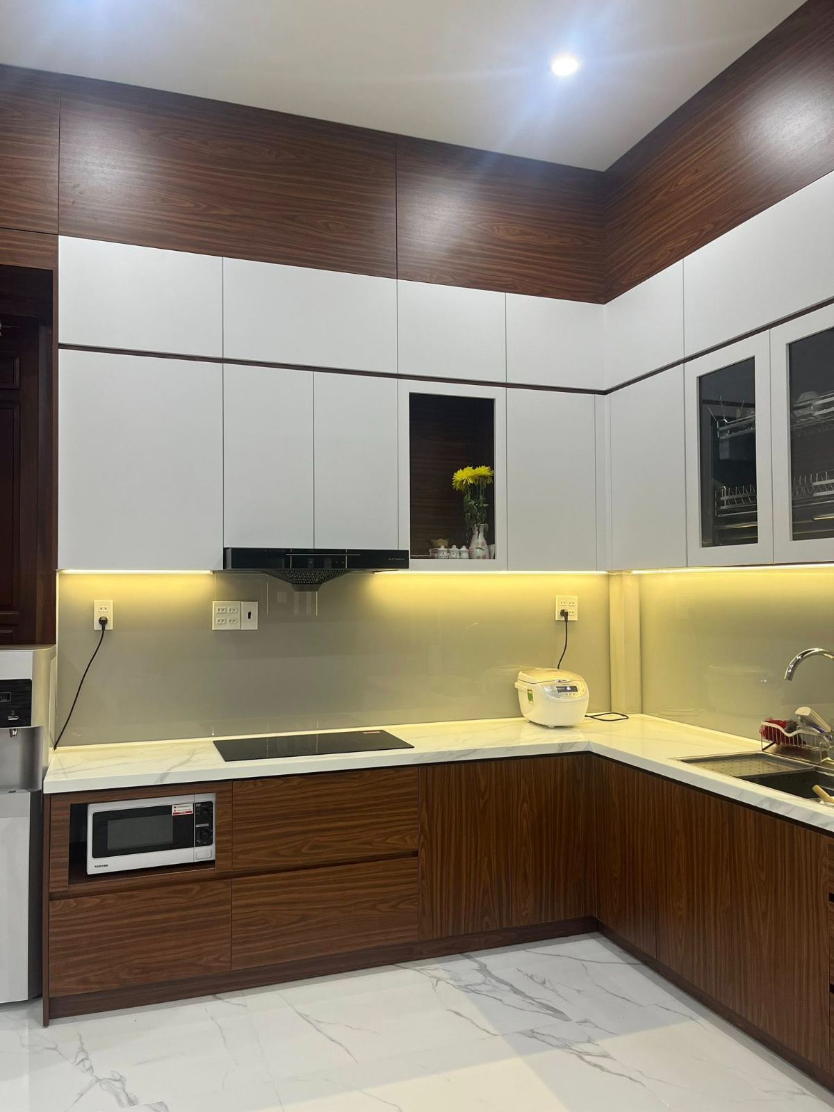 Hoàn thiện tủ bếp hiện đại