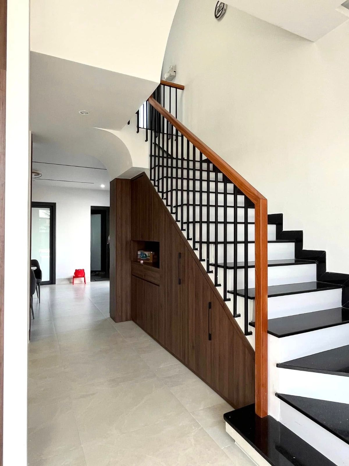 Thiết kế lắp đặt kệ tivi dưới cấu thang 