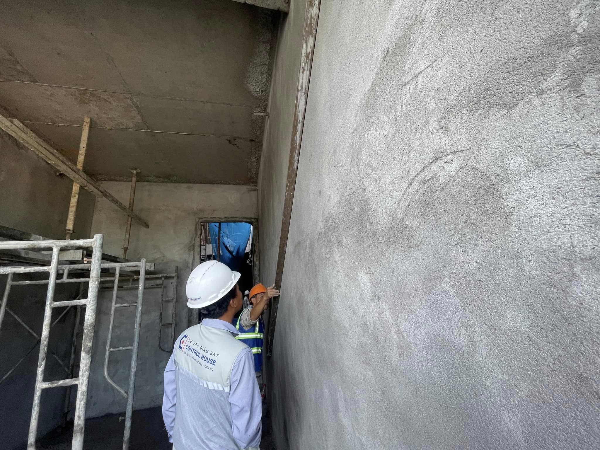  Kiểm tra độ phẳng và độ thẳng đứng của tường sau khi tô trát
