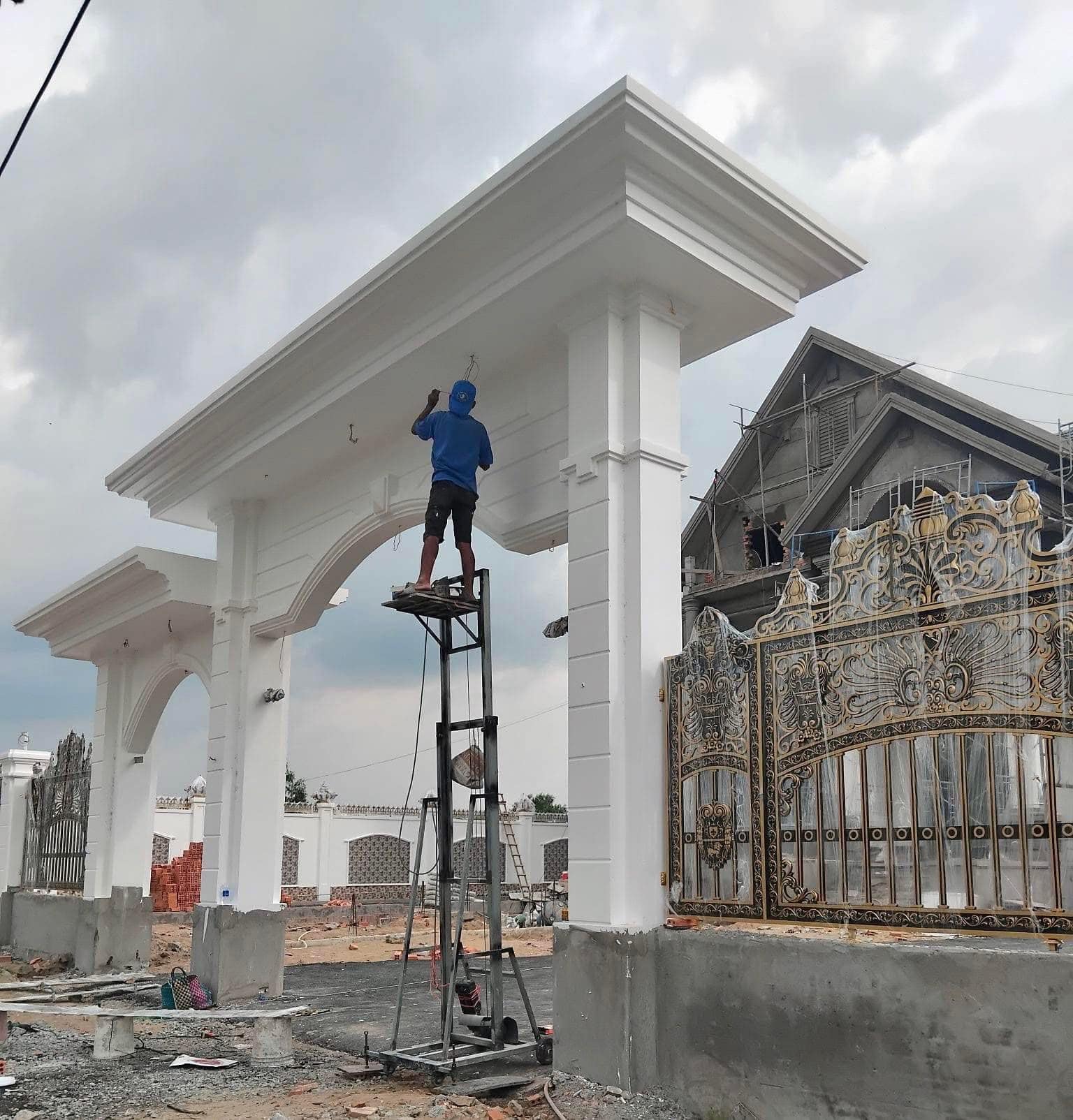Thi công lắp đèn cổng 