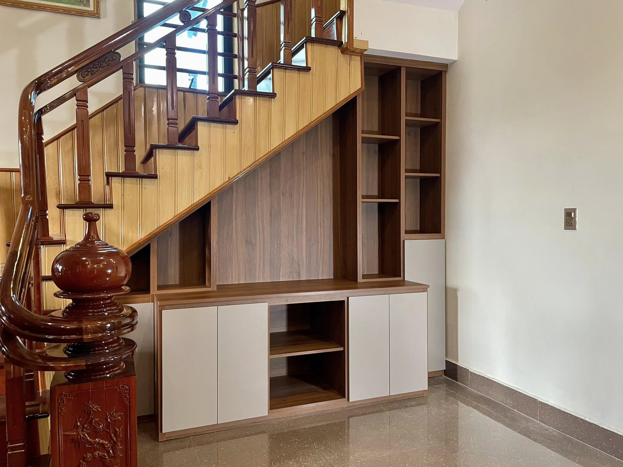 Thi công kệ dưới cầu thang 