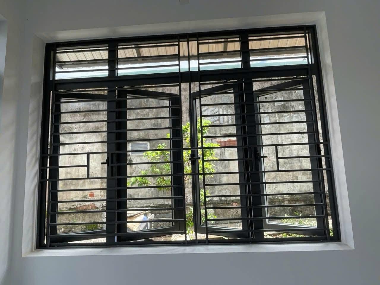 Lắp đặt cửa sổ có khng sắt bảo vệ 