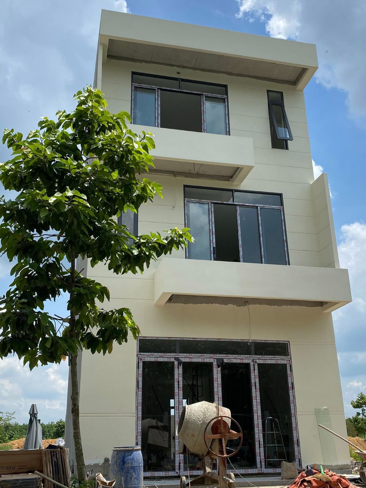 Hoàn thiện lắp đặt bộ cửa nhôm kính cho nhà dân