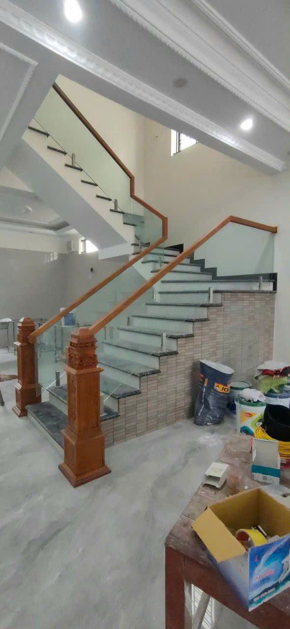 Lan can cầu thang kín 