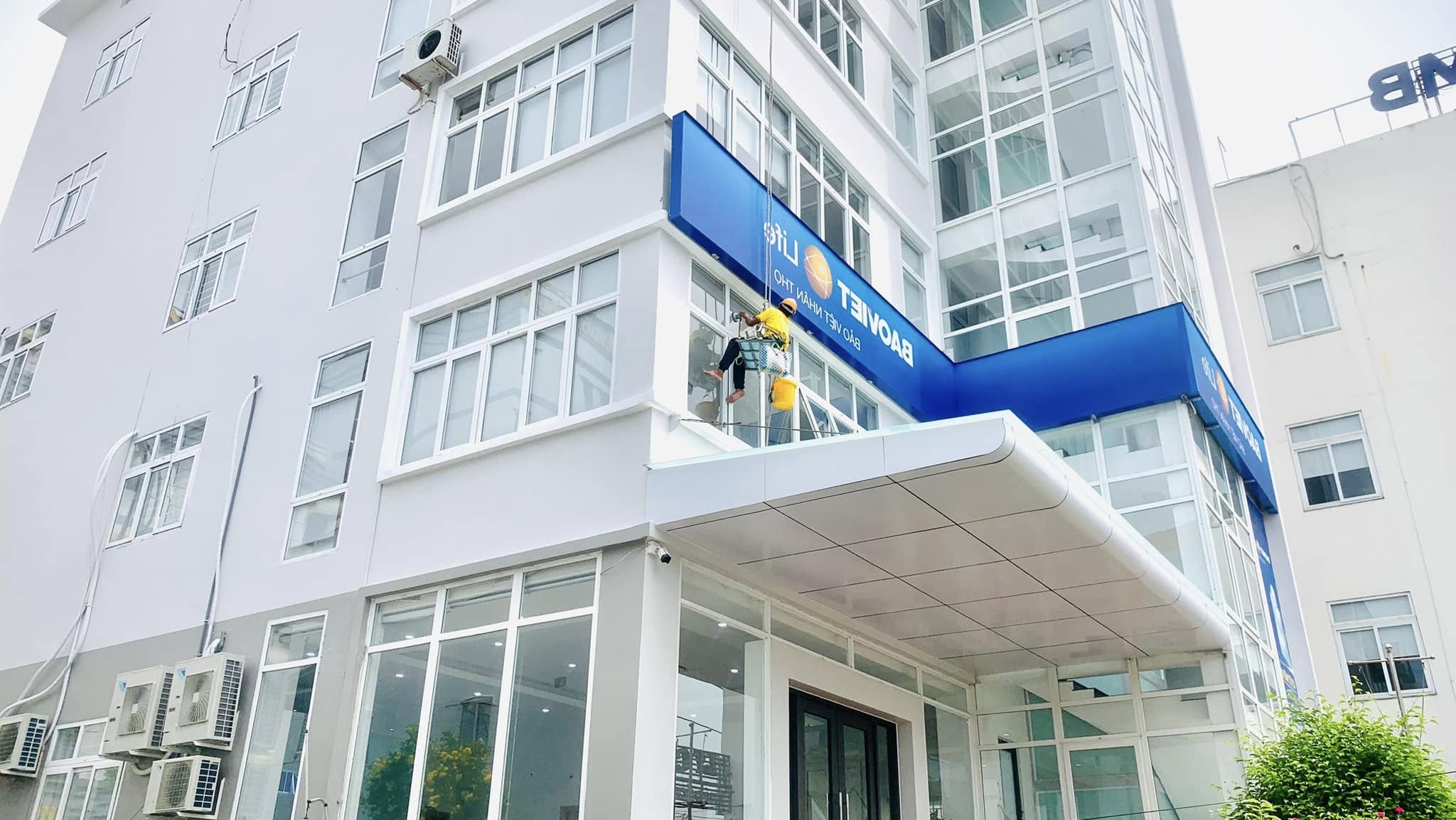 Dịch vụ vệ sinh kính tòa nhà 