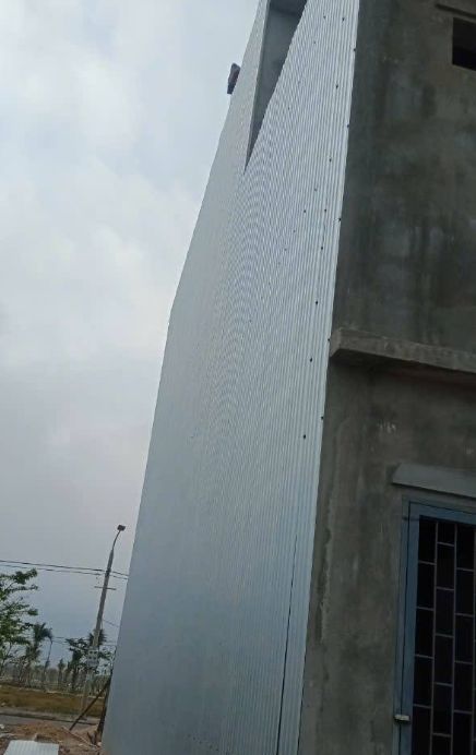 Thi công tôn chống thấm cho tường nhà 