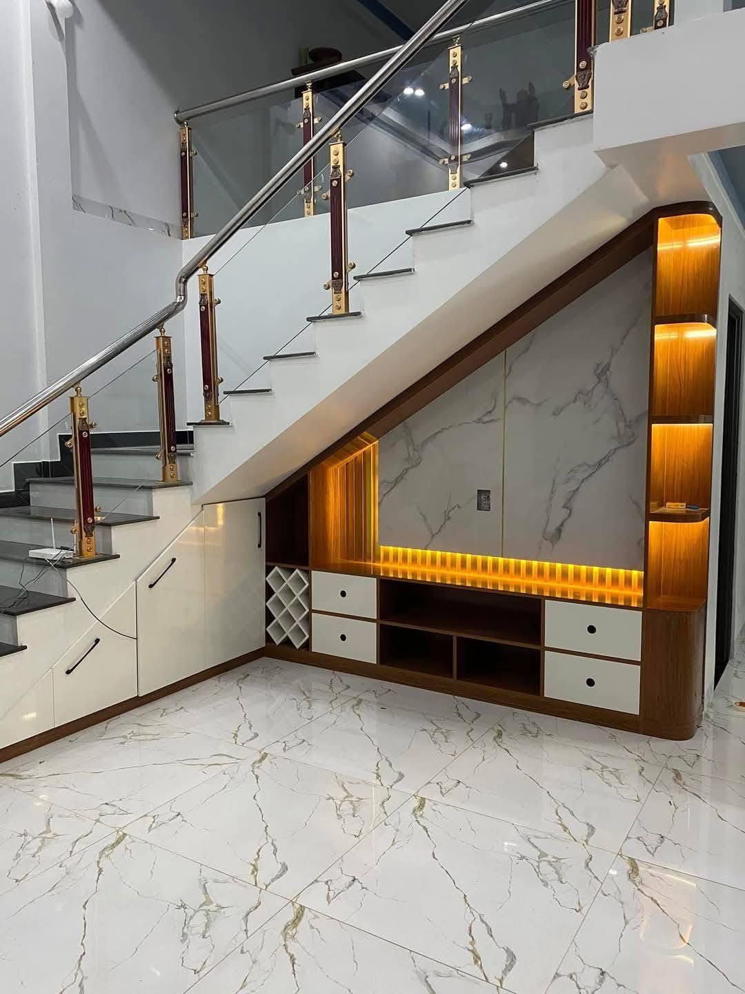 Thi công hoàn thiện kệ tivi gầm cầu thang 