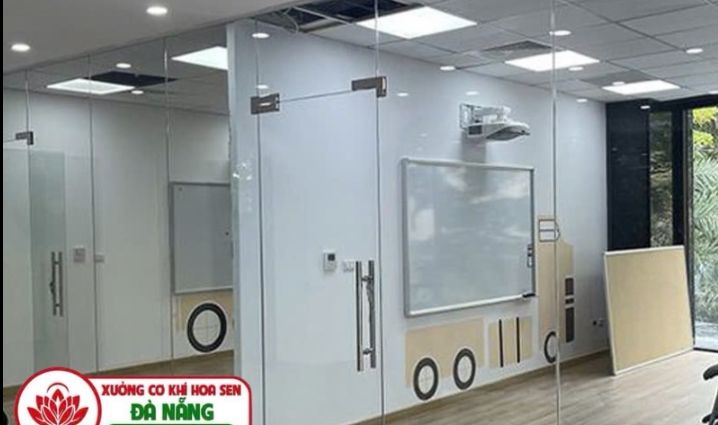 Lắp cửa kính cường lực 