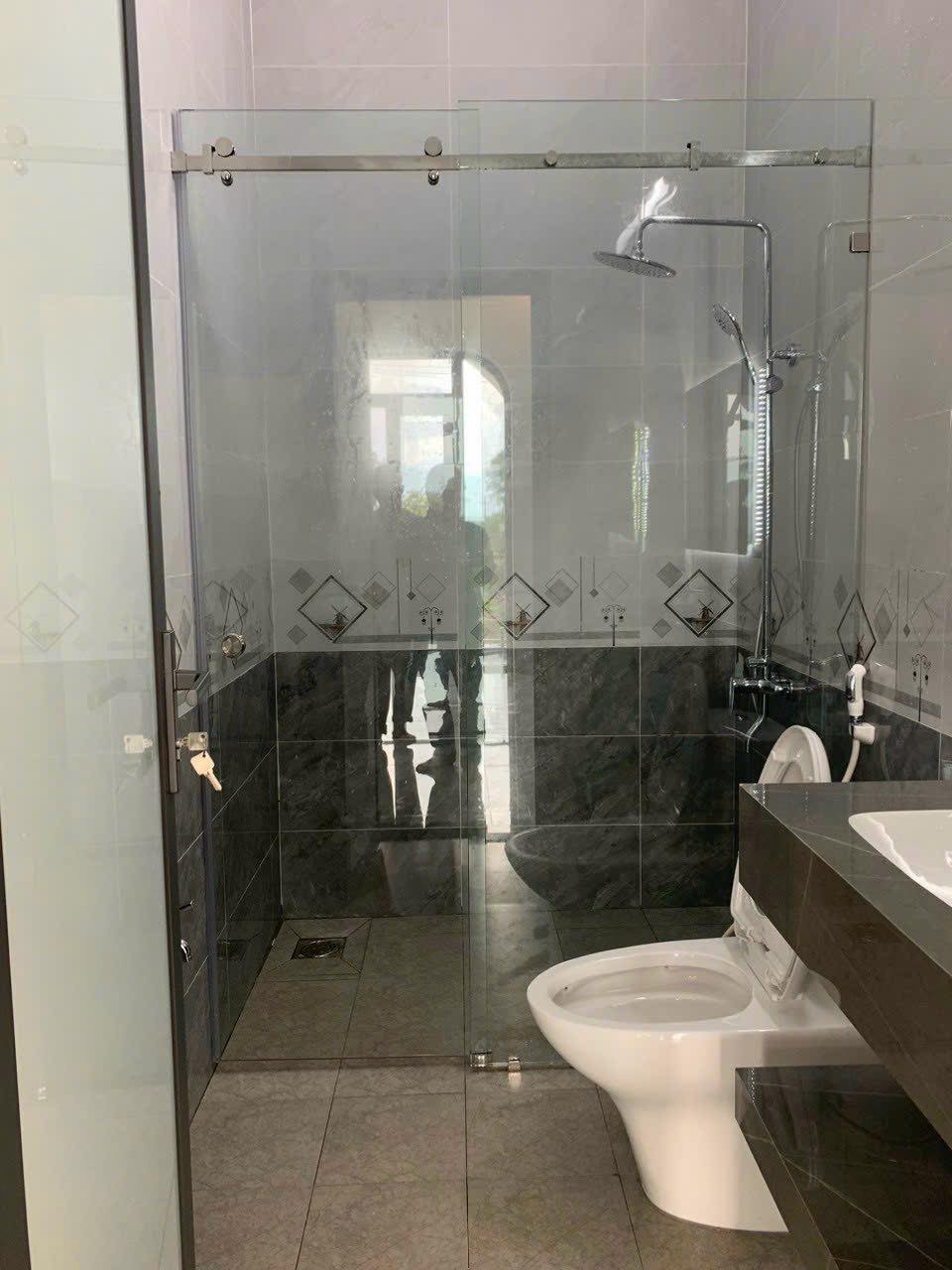 Lắp vách phòng tắm kính