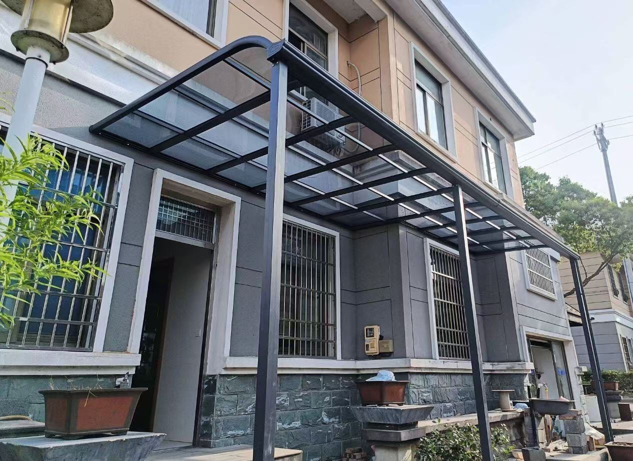 Thi công mái che polycarbonate khung sắt hộp